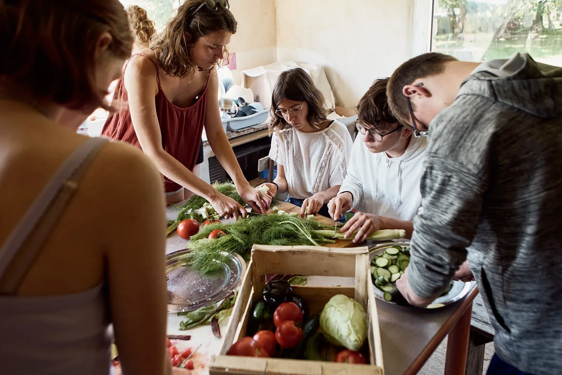 Atelier cuisine bio CCAS : des jeunes préparent un repas responsable.