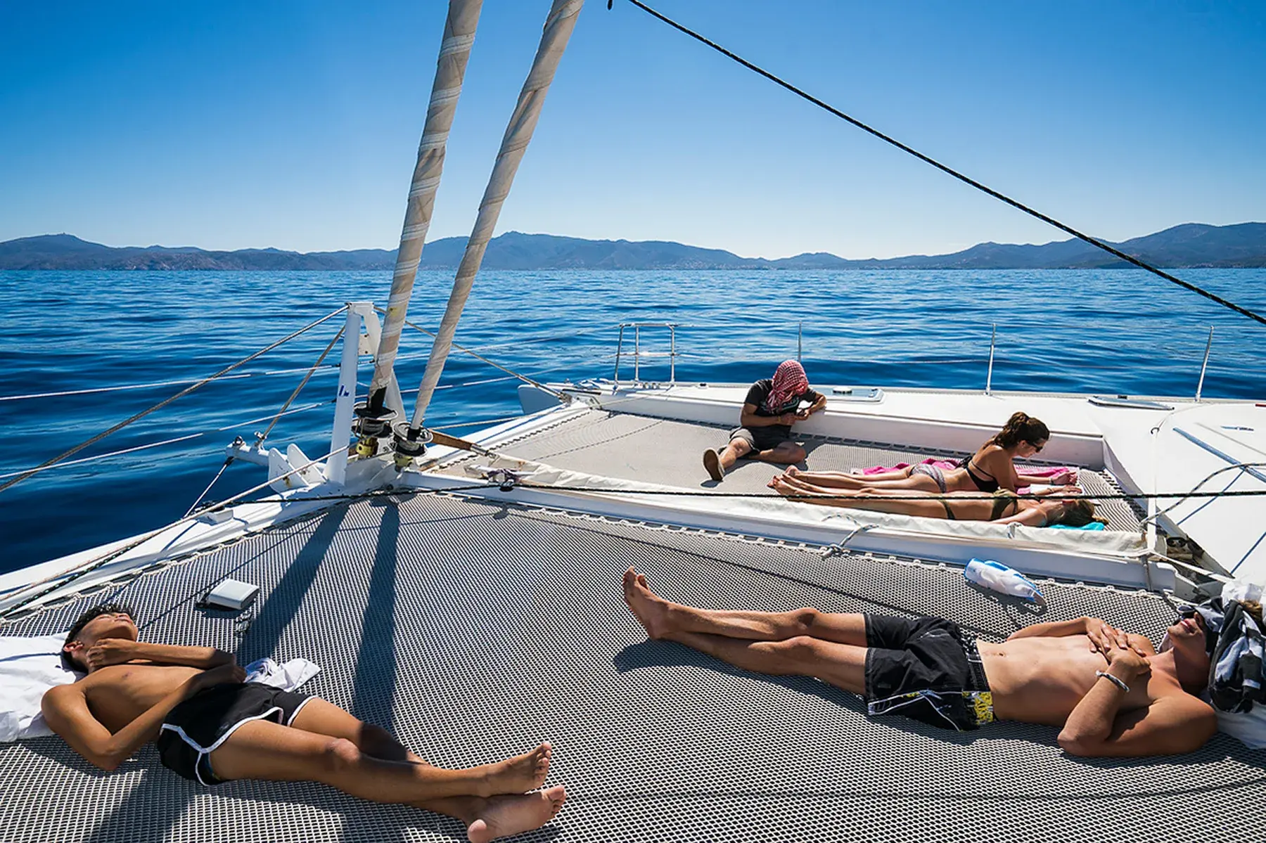 Traversée en catamaran : jeunes adultes en séjour nautique CCAS.