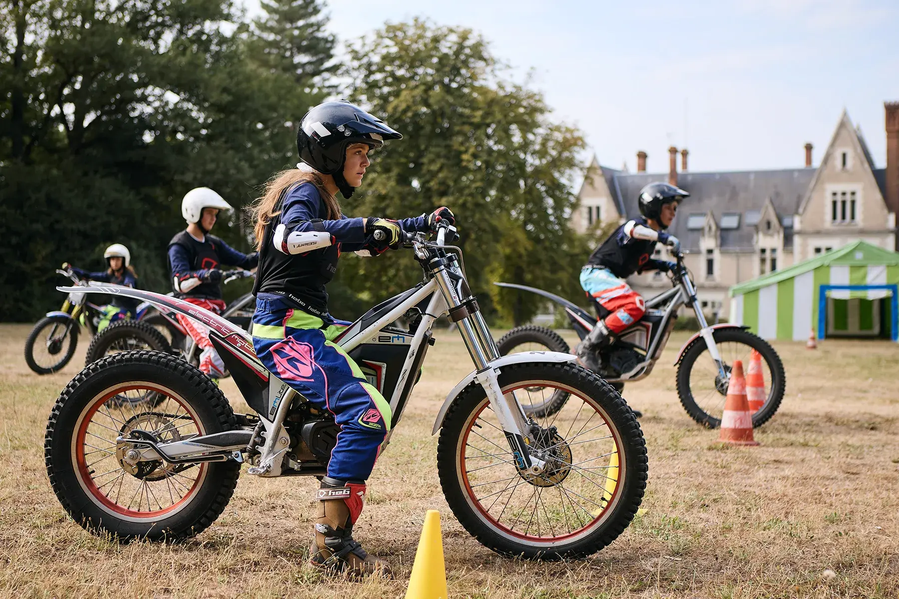 Mobilité électrique en colo : jeunes testant une moto électrique.