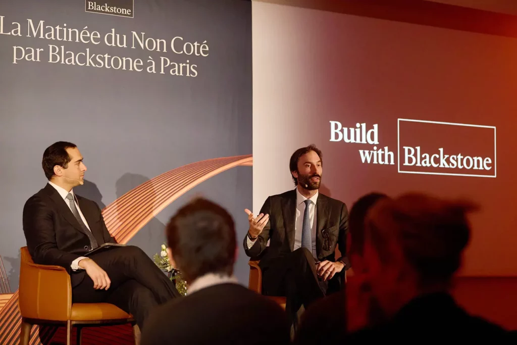 Intervenant Blackstone lors d'une conférence sur l'immobilier