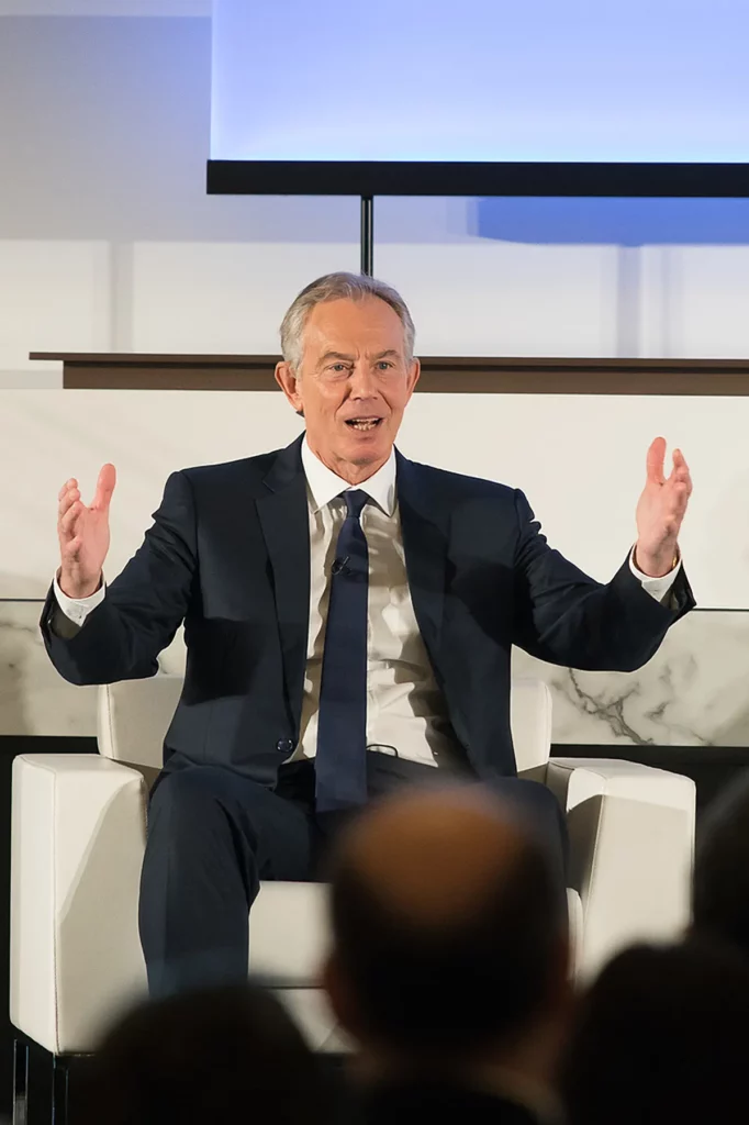 Tony Blair intervenant lors d'une conférence JPMorgan à l'InterContinental Paris