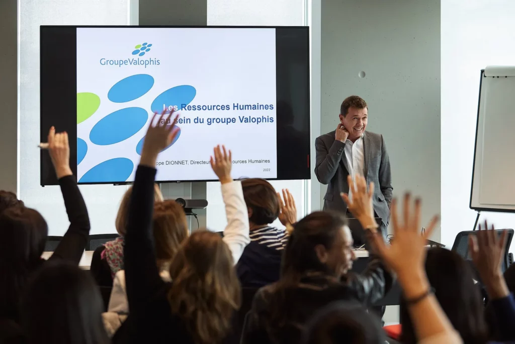 Réunion d'intégration des collaborateurs Valophis, mains levées