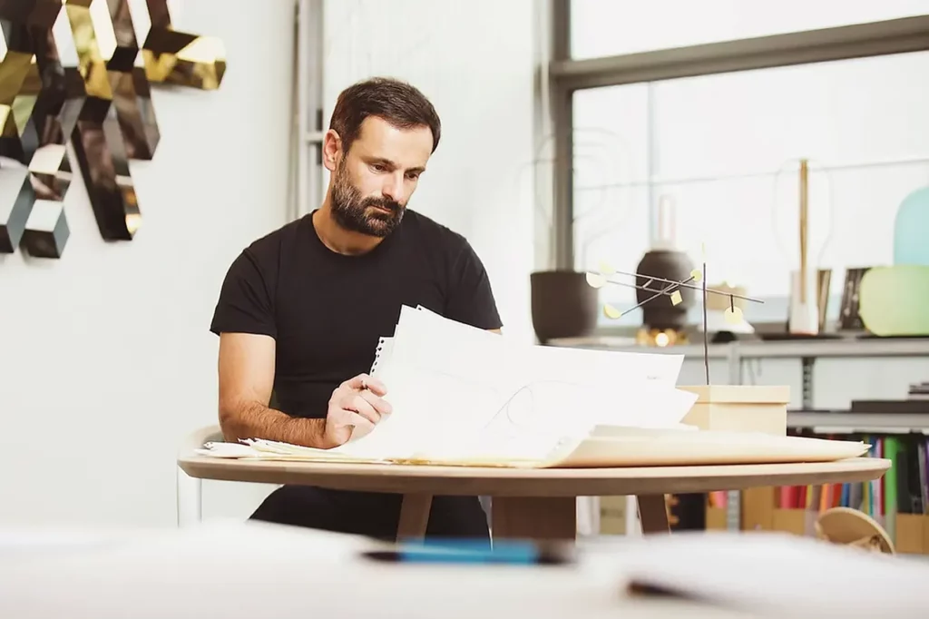 Le designer Samuel Accoceberry dans son atelier, reportage pour le magazine Ideat