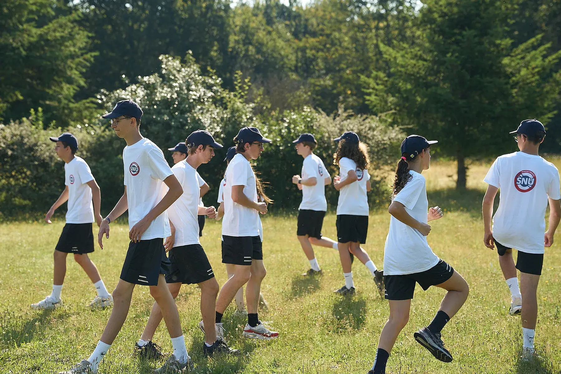Reportage photo UCPA SNU : marche collective et engagement citoyen.