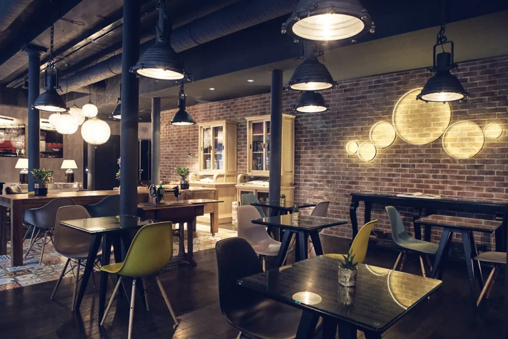 Photographie d'intérieur du restaurant de l'Hôtel Fabric à Paris 11ème, style industriel.