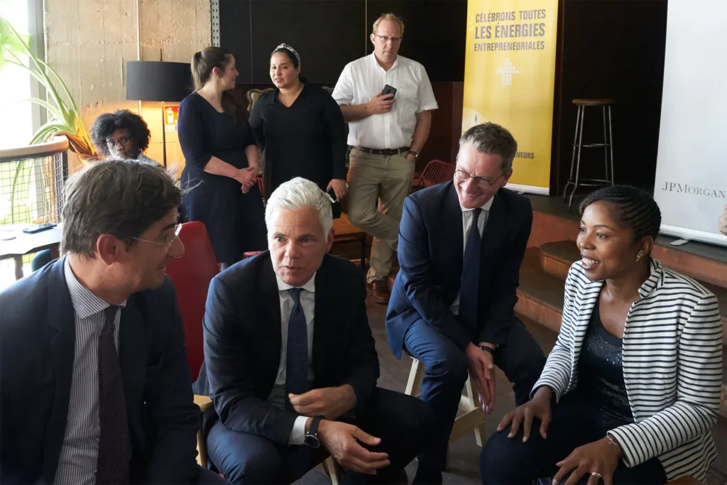 Douglas B. Petno (JPMorgan) découvrant les innovations de jeunes entrepreneurs chez Bpifrance.