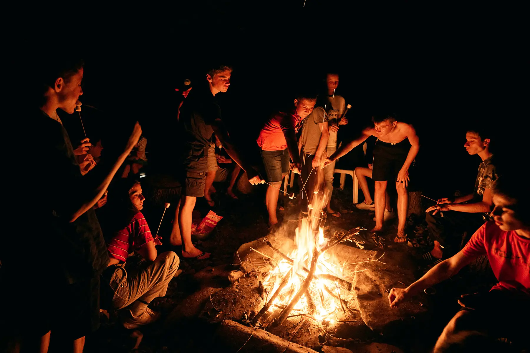 Veillée nocturne autour d'un feu de camp en colonie de vacances à Saint-Antonin.