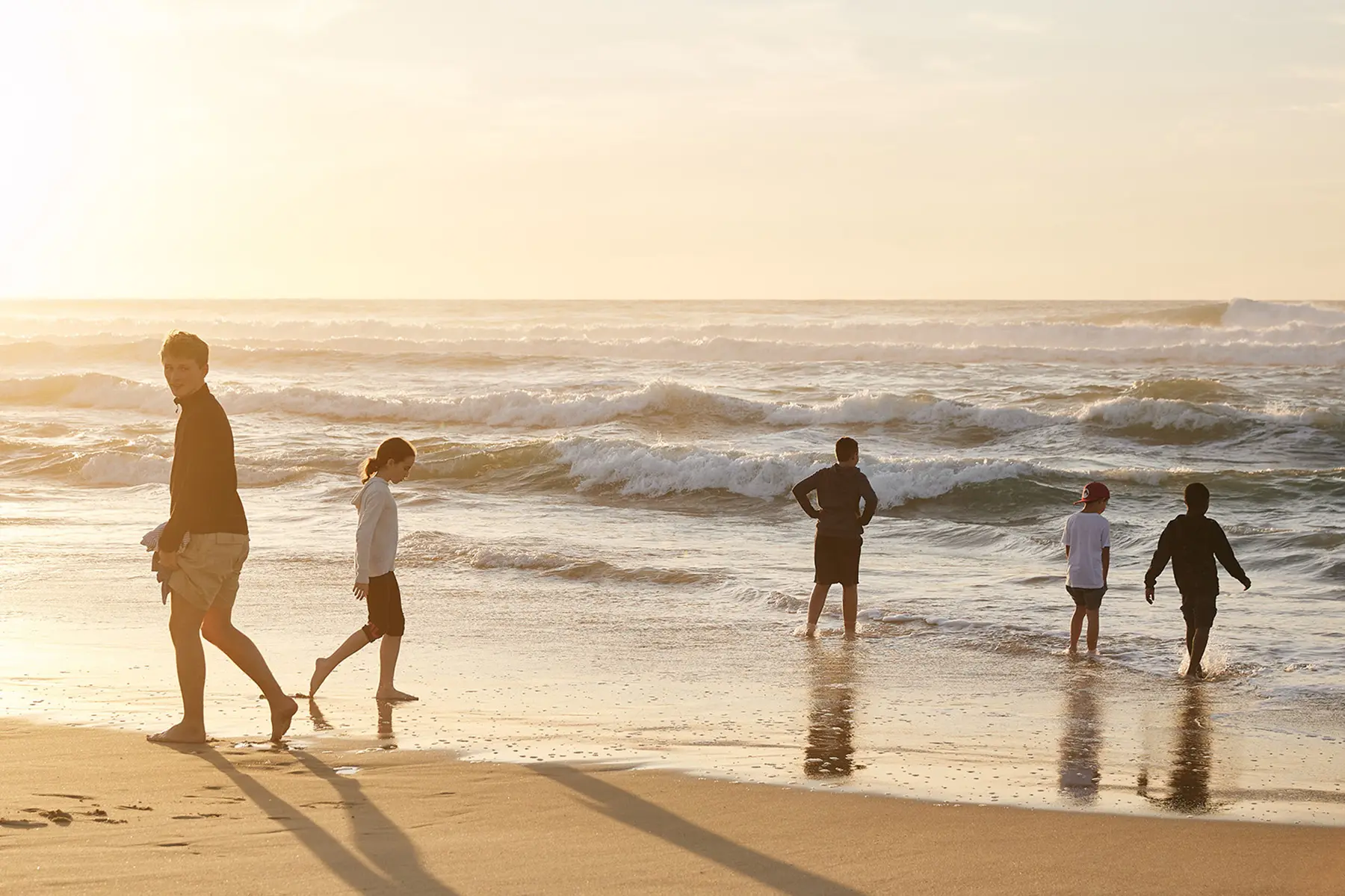 Enfants en colonie de vacances CCAS découvrant l'océan à Capbreton.