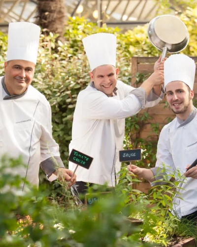 Reportage photo corporate : chefs cuisiniers en action au Novotel Paris La Défense.